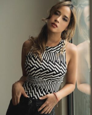 Areliz Benel Instagram - I Rather stay in the same place looking towards the
future than moved forward and continuing looking or spying into the past… 

Fotografo : @andresvargasph 
Maguillaje : @claudiasmexy