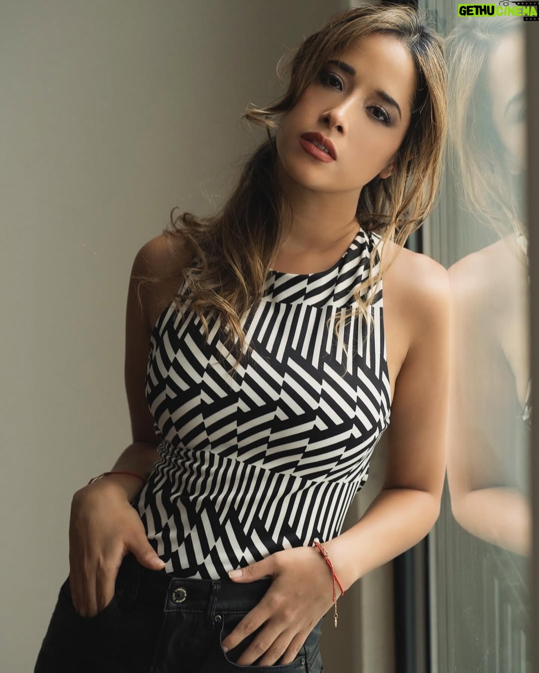 Areliz Benel - 4.2K Likes - I Rather stay in the same place looking towards the
future than moved forward and continuing looking or spying into the past…
Fotografo : @andresvargasph
Maguillaje : @claudiasmexy