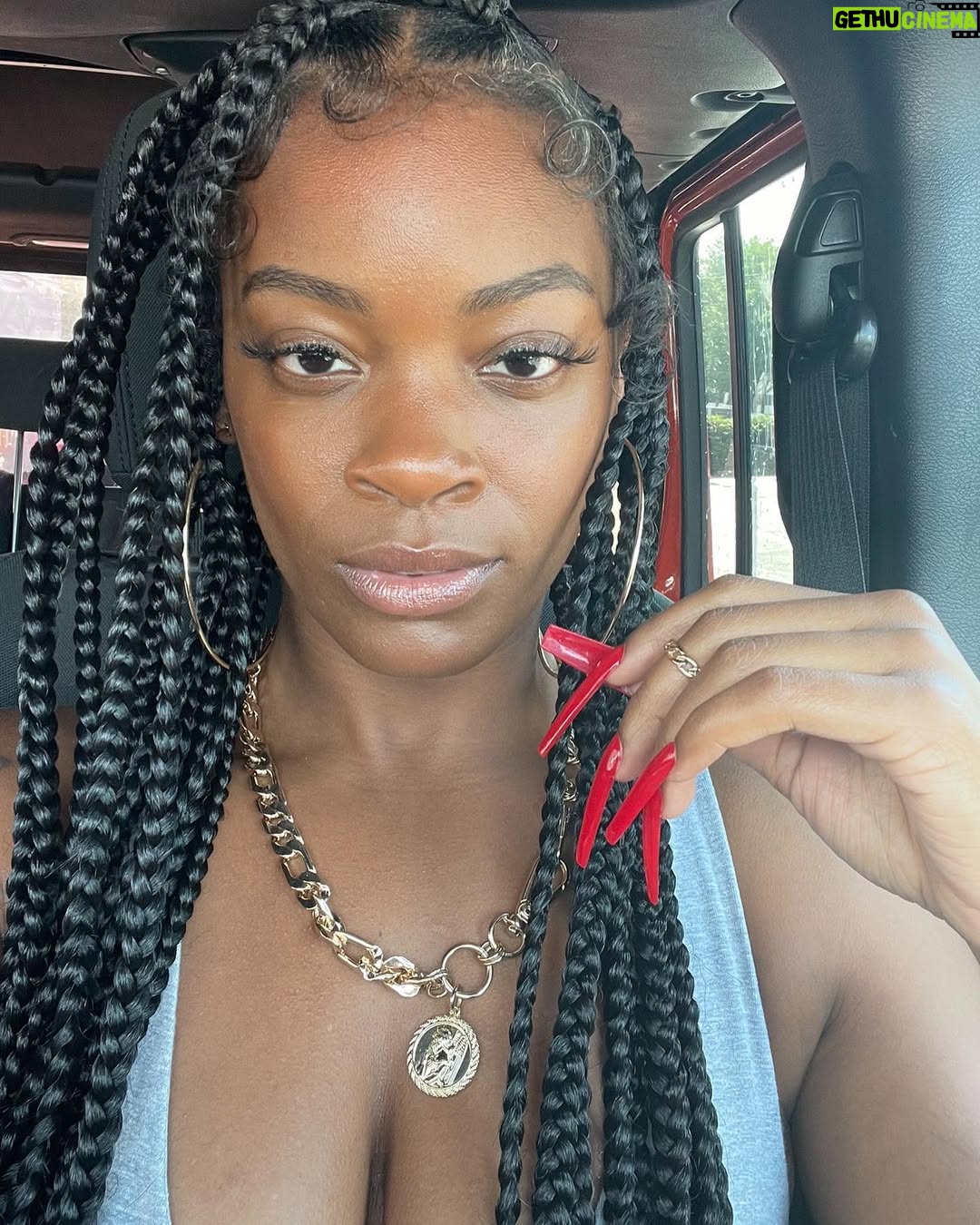 Ari Lennox - 359.2K Likes - ASL?