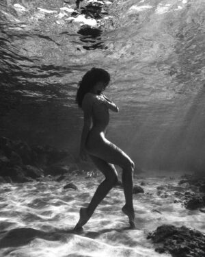 Ariadna Hafez Navarro Instagram - Where gravity fades, my soul flies free 🤍🌊 
.
.
Fotos tomadas una tarde en Hawaii, improvisando con @megbatphoto 📸💫