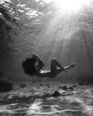 Ariadna Hafez Navarro Instagram - Where gravity fades, my soul flies free 🤍🌊 
.
.
Fotos tomadas una tarde en Hawaii, improvisando con @megbatphoto 📸💫