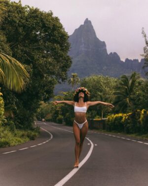 Ariadna Hafez Navarro Instagram - Viajar, sentirme libre y dueña de mi vida 🦋🌏
Polinesia Francesa, no se explicarlo, pero se siente hogar 🌺
.
.
📷 by @megbatphoto The Queen 🤍