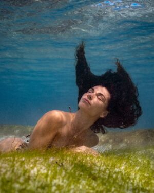 Ariadna Hafez Navarro Instagram - Aunque ahora mismo pase mi vida en un escenario no me olvido de mi otro 50% 🌊 estoy cumpliendo un sueño que ahora es más protagonista en mis redes, pero no dejaré de subir contenido debajo del agua, que tengo mucho, muy especial y muy bonito ♥️ tendremos unos meses de una mezcla de contenido muy variopinta pero que me hace muy feliz. Gracias por acompañarme en todas mis aventuras 🙏🏼🫶🏼🔥

Even though I’m spending most of my time on stage these days, I haven’t forgotten my other half 🌊 I’m living a dream that’s currently taking center stage on my socials, but I’ll still be sharing underwater content — I have so much of it, and it’s really close to my heart ♥️ The next few months will be a mix of different kinds of content, but it all makes me really happy. Thank you for being by my side through every adventure 🙏🏼🫶🏼🔥

📸 @woj.dop