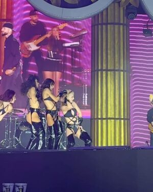 Ariadna Hafez Navarro Instagram - Maluma Tour   Pretty   Dirty ❤️‍🔥 que el primer show de este sueño de gira fuera en Gran Canaria, mi isla, en carnavales, mis fechas favoritas, es todo lo que podría haber pedido. Esto solo acaba de empezar 🥹💫! 

Vienes a algún concierto??
