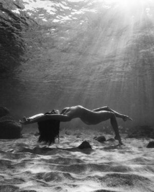 Ariadna Hafez Navarro Instagram - Where gravity fades, my soul flies free 🤍🌊 
.
.
Fotos tomadas una tarde en Hawaii, improvisando con @megbatphoto 📸💫