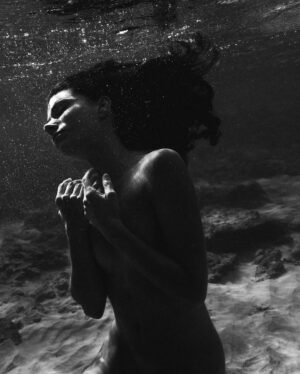 Ariadna Hafez Navarro Instagram - Where gravity fades, my soul flies free 🤍🌊 
.
.
Fotos tomadas una tarde en Hawaii, improvisando con @megbatphoto 📸💫