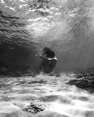 Ariadna Hafez Navarro Instagram - Where gravity fades, my soul flies free 🤍🌊 
.
.
Fotos tomadas una tarde en Hawaii, improvisando con @megbatphoto 📸💫