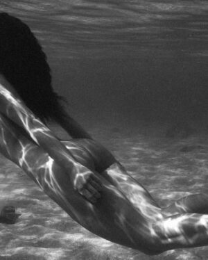 Ariadna Hafez Navarro Instagram - Where gravity fades, my soul flies free 🤍🌊 
.
.
Fotos tomadas una tarde en Hawaii, improvisando con @megbatphoto 📸💫
