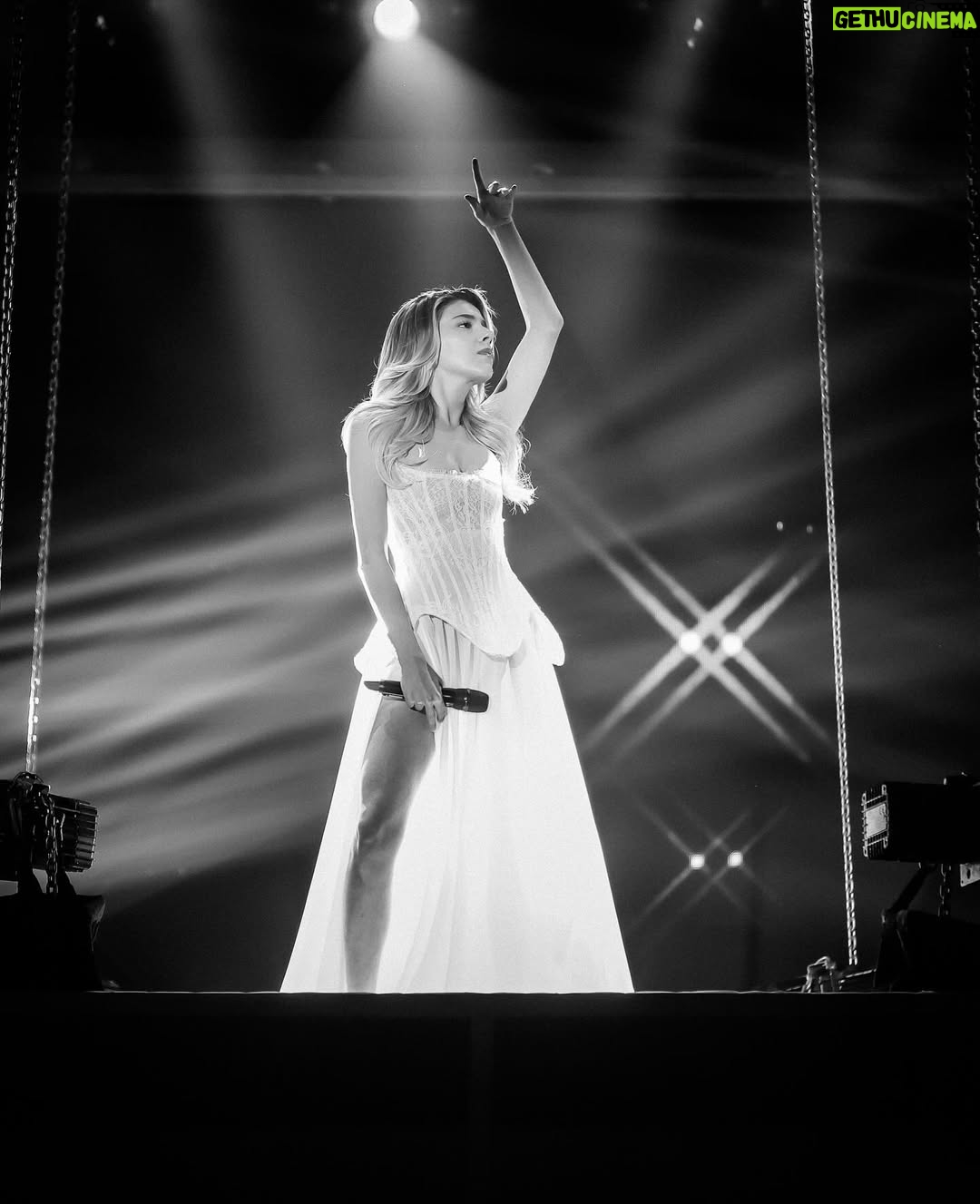 Arilena Ara - 3 Likes - ✨when magic happens✨
“Zero Gradë” Live Performance Out Now On YouTube
Director: @veragrabocka
Faleminderit për një nga përformancat më të bukura që është realizuar ndonjëherë në Shqipëri🥹🙏🏻
Executive Producer: @popikola
🤍 @pirrocako @darkodimitrov
Styling: @miranda_dupi
@hana_official1
Make Up @makeupbysuelacangu @edlira_lulja
Photography: @klevjan_hoxha_photography