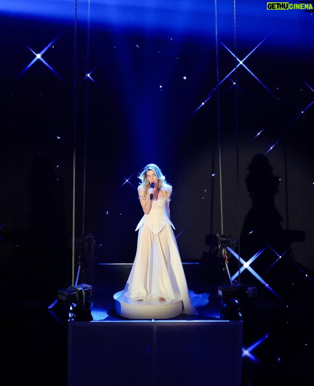 Arilena Ara - 3 Likes - ✨when magic happens✨
“Zero Gradë” Live Performance Out Now On YouTube
Director: @veragrabocka
Faleminderit për një nga përformancat më të bukura që është realizuar ndonjëherë në Shqipëri🥹🙏🏻
Executive Producer: @popikola
🤍 @pirrocako @darkodimitrov
Styling: @miranda_dupi
@hana_official1
Make Up @makeupbysuelacangu @edlira_lulja
Photography: @klevjan_hoxha_photography