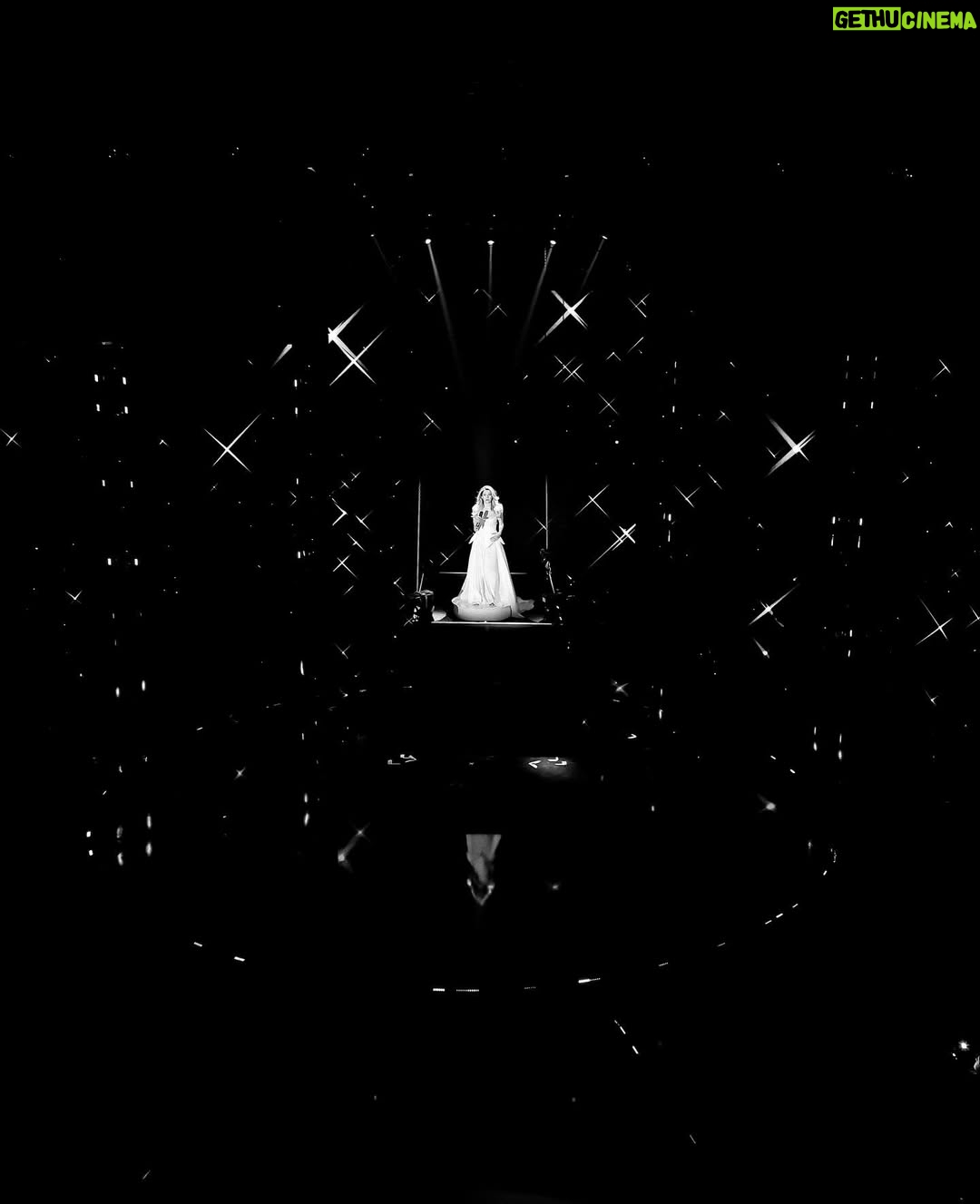 Arilena Ara - 3 Likes - ✨when magic happens✨
“Zero Gradë” Live Performance Out Now On YouTube
Director: @veragrabocka
Faleminderit për një nga përformancat më të bukura që është realizuar ndonjëherë në Shqipëri🥹🙏🏻
Executive Producer: @popikola
🤍 @pirrocako @darkodimitrov
Styling: @miranda_dupi
@hana_official1
Make Up @makeupbysuelacangu @edlira_lulja
Photography: @klevjan_hoxha_photography