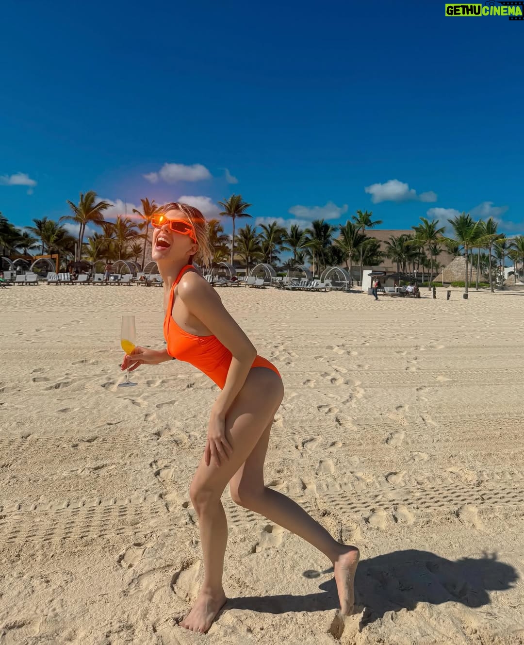 Arilena Ara - 3 Likes -