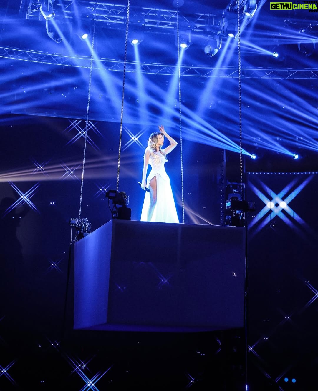 Arilena Ara - 3 Likes - ✨when magic happens✨
“Zero Gradë” Live Performance Out Now On YouTube
Director: @veragrabocka
Faleminderit për një nga përformancat më të bukura që është realizuar ndonjëherë në Shqipëri🥹🙏🏻
Executive Producer: @popikola
🤍 @pirrocako @darkodimitrov
Styling: @miranda_dupi
@hana_official1
Make Up @makeupbysuelacangu @edlira_lulja
Photography: @klevjan_hoxha_photography