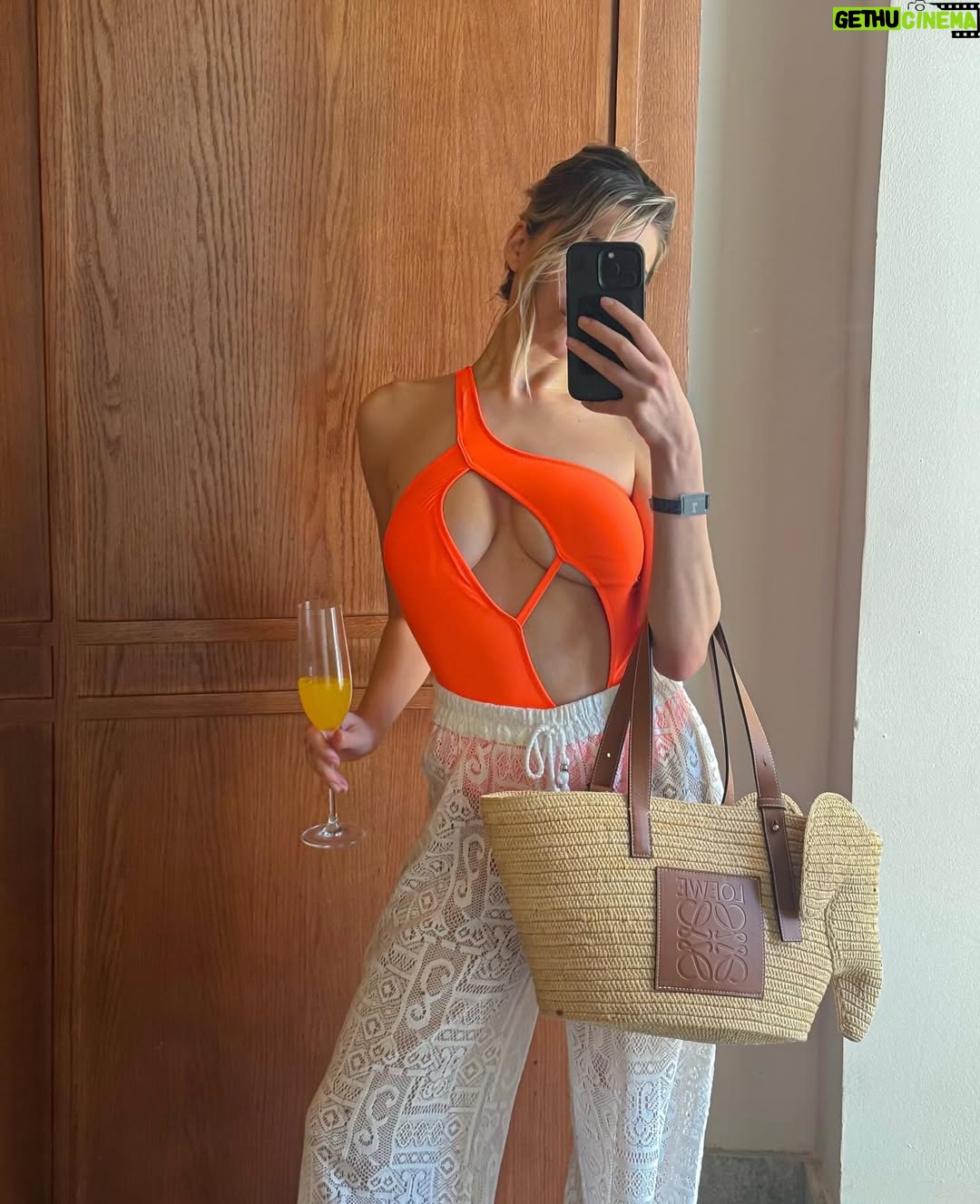 Arilena Ara - 3 Likes -