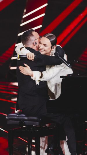 Arisa Instagram - @gigidalessioreal e @arisamusic uniscono le loro voci per rendere omaggio a un capolavoro senza tempo che ha commosso generazioni: “Nei giardini che nessuno sa” di @renatozer0 🎤

#TheVoiceSenior