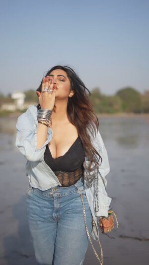 Arshi Khan Instagram - Kuch to hone laga🧡 #arshikhan #arshi #reelitfeelit #reelsinstagram #reelkarofeelkaro