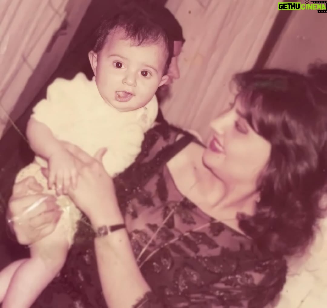 Aseel Hameem - 79.9K Likes - قولو لها إني اقبل خدها وسواد عينيها
وموطئ رجلها ..
لوفي يدي لمحوت كل همومها ..وبدلت عمري والحياه لاجلها
امي لوغابت مثل شمعه انطفي
مو اموت اتلاشى واصغر واختفي
امي اللي تربي جذب يعرف يخون
لو تربي الذيب هم يطلع وفي
لاطول السالفه ولاعيدها
الدنيا ظلمه وروحي گمره تريدها
اليبوس الايد ينذل شي اكيد
وامي ترفع راسي لو بست ايدها 😭♥️
كل عام وكل امهات العالم بالف خير والله يطول بعمر امي واعمار كل الامهات ويرحم الاموات منهم
من عمري على عمرج ياامي الله يشفيج وتقومين بخير وسلامه انتي قويه واني اقوى بيج احبج وعمري كله تحت رجلك 💔
#امي
#عيدالأم