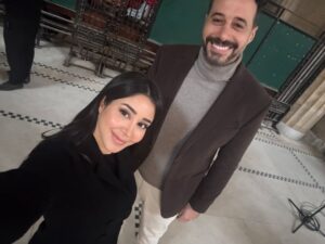 Aseel Omran Instagram - لما تصور مع شخص أطول منك بكثيييييييير ماشاء الله 🤦🏻‍♀️
أول محاولة تكون فاشلة مثل الصورة الثانية😅➡️