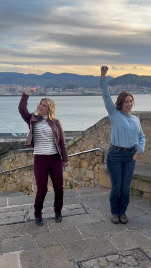 Ashley Williams Instagram - It’s hard to have fun when you’re busy being super professional. 😝 Good thing this isn’t a movie about dancing! We gotta stay silly, take cardio breaks, and keep our Spanish crew laughing. Only way to go! Happy Friday! Suggest another dance trend for us to try 💃#setlife #dance #fun #spain #femalefilmmakerfriday #friendsforever #girltime