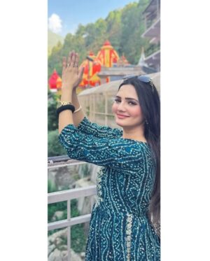Ashna Kishore Instagram - What an experience ♥️😇🧿🙏🏻Kainchi Dham- Shri Neem Karoli Baba 🌺 Blessed and how 😇✨
.
.
.
.
.
.
.
.
.
.
#KainchiDham #KaichiDam #neemkarolibaba #jaiho #jaishreeram #ram #hanumanji #bajrangbali #neemkarori #uttrakhand #nainital #mountains #travel #traveldairies #hills #AshnaKishore #fy #trending #trend #explore #explorepage #india #traveling #hillstationsofindia #hindu #spirituality #kainchi #travelindia#incredibleindia