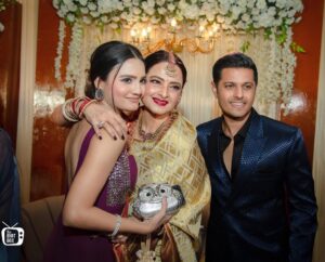 Ashna Kishore Instagram - Rekha Ji !!! ❤️
I don’t know how to sum it up in words that how I felt after meeting the person who I’ve adored the most, who has been my idol. Honestly, I won’t be able to get over the warmth of your hugs, those forehead kisses, your love and all the blessings that you gave us. It was dream to meet you in person which came out to be true !! Also, hearing out my name from your mouth was sone par suhaga ❤️ I’m truly blessed and I can’t thank enough @aisharma812 @bhatt_neil for this wonderful surprise. Thanks a  ton not only for a wonderful night but also for making my dream come true !! 🤗❤️🧿😇✨

Ps thank you @idiotboxpictures for capturing this beautiful moment !