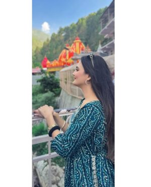 Ashna Kishore Instagram - What an experience ♥️😇🧿🙏🏻Kainchi Dham- Shri Neem Karoli Baba 🌺 Blessed and how 😇✨
.
.
.
.
.
.
.
.
.
.
#KainchiDham #KaichiDam #neemkarolibaba #jaiho #jaishreeram #ram #hanumanji #bajrangbali #neemkarori #uttrakhand #nainital #mountains #travel #traveldairies #hills #AshnaKishore #fy #trending #trend #explore #explorepage #india #traveling #hillstationsofindia #hindu #spirituality #kainchi #travelindia#incredibleindia