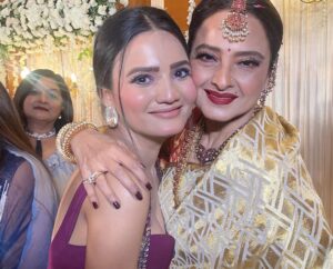 Ashna Kishore Instagram - Rekha Ji !!! ❤️
I don’t know how to sum it up in words that how I felt after meeting the person who I’ve adored the most, who has been my idol. Honestly, I won’t be able to get over the warmth of your hugs, those forehead kisses, your love and all the blessings that you gave us. It was dream to meet you in person which came out to be true !! Also, hearing out my name from your mouth was sone par suhaga ❤️ I’m truly blessed and I can’t thank enough @aisharma812 @bhatt_neil for this wonderful surprise. Thanks a  ton not only for a wonderful night but also for making my dream come true !! 🤗❤️🧿😇✨

Ps thank you @idiotboxpictures for capturing this beautiful moment !