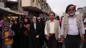 Asia Kamal Instagram - اللحظات الاولى لدخولنا بيت ام مهدي
 لم نتمالك انفسنا لهول ما رأينا 
كم من العراقيين هكذا حالهم
لهم الله المعين 
#فريق_الأمل 
#اسيا_كمال 
@omero.tv 
@ahmed.r_altaey 
@mustafa89_sharqiya