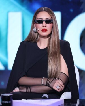 Asma Lamnawar Instagram - إطلالتي الليلة بنصف نهائي برنامج ستارلايت 🖤🖤🖤 😎😎😎
مجوهراتي من دار رافينيتي للمجوهرات @rafinity_officiel 

Jewelery : @rafinity_officiel 

Earrings by @dolcegabbana 

Makeup : @roshimakeup 
Hairstylist : @mohamad_style1 
Photo : @fouad_benyahya