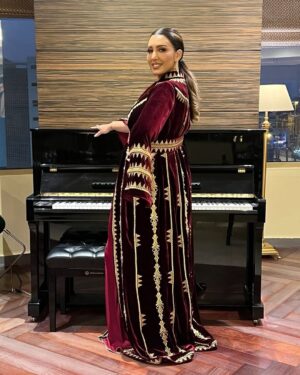 Asma Lamnawar Instagram - تشرفت بالدعوة للغناء في عرس سمو الشيخ خليفة بن حمد ال ثاني، دامت لكم الأفراح و المسرات  يارب و بالرفاه والبنين ♥️♥️♥️
‏🇶🇦🇲🇦
ألف هنية و هنية و الله يجعل كلشي مبارك و مسعود .
إطلالتي بقفطان مغربي بتطريز #النطع_الفاسي من تصميم الرائعة كالعادة هند المطيري @hind_lamtiri_haute_couture و مجوهراتي من @gold_oudaoud2 
#قطر #المغرب #قفطان_مغربي