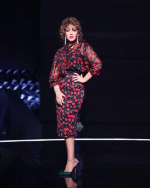 Asma Lamnawar Instagram - إطلالتي الليلة 🍒 ببرنامج ستارلايت مرحلة المواجهة ⚡️. 
@2mtv @starlight_maroc 
@anas.yass @roshimakeup @betty.hairstylist @yacinelmnawar 
@fouad_benyahya