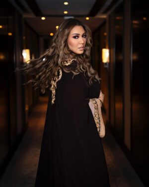 Asma Lamnawar Instagram - هاذ المرة بسلهام ملكي من داكشي الرفيع دائما من تصميم المتألقة هدى لاريني . 
بالنسبة اللي عجبتهم الاكسسوارات هي ذهب بدق مغربي خالص من عند الرائع @gold_oudaoud2