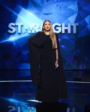 Asma Lamnawar Instagram - إطلالتي الليلة بنصف نهائي برنامج ستارلايت 🖤🖤🖤 😎😎😎
مجوهراتي من دار رافينيتي للمجوهرات @rafinity_officiel 

Jewelery : @rafinity_officiel 

Earrings by @dolcegabbana 

Makeup : @roshimakeup 
Hairstylist : @mohamad_style1 
Photo : @fouad_benyahya