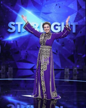 Asma Lamnawar Instagram - ‎إطلالتي الليلة بنهائي ستارلايت 
💜 💜💜
قفطان مغربي 💜 من توقيع هند لمطيري و مجوهرات دق مغربي من أوداوود 💛 
Caftan : @hind_lamtiri_haute_couture 
Jewelery : @gold_oudaoud2 
Makeup : @roshimakeup 
Hairstylist : @betty.hairstylist 

Manager : @yacinelmnawar