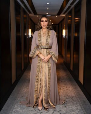 Asma Lamnawar Instagram - إطلالتي بحفل زفاف ليلية  أمس بأبوظبي 🇦🇪 من أفراح القبيسي و المهيري الكرام ♥️
قفطاني من المتألقة هدى لاريني
القفطان المغربي الملكي مع سلهام كيحمّق (في الصور القادمة)
 
Caftan : @larinihouda 
Jewelry : @gold_oudaoud2 
Stylisme : @taibi.dounia 
Makeup : @roshimakeup 
Photo by : @med_hallou 
Management : @yacinelmnawar