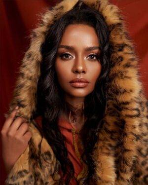 Asmaa Abulyazeid Instagram - 🍂🍂
.
Project Manager : @_long_hand 
Photography by : @antikkahossam 
Styled / Created by : @hend.i.elshimy @rubie.sjewelry
Makeup by : @doniasedky_makeup
Hair by : @ehabelmansy1