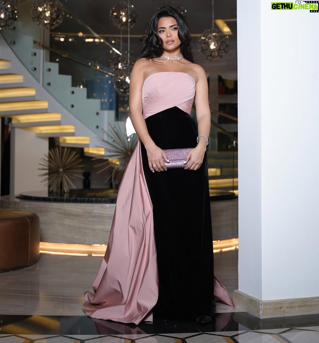 Asmaa Galal - 223.5K Likes - Joy Awards 🪽✨
Styled by @omziag
Dress @elioaboufayssal
Jewelry @swarovski
Mua @bydanakhedr All in @diorbeauty
Clutch @judithleiberny
@judithleiberme
hair @mr.bishoo from @alsagheersalons
@kconsultancy.ae
Photographer @soma_photography19