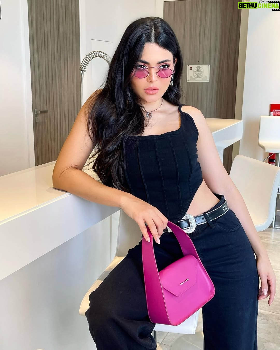 Asmaa Galal - 159.7K Likes - Just a casual morning from @arjaandmc 🖤
Denim Set: @be__indie
Stylist : @yasminekenawi
Bag: @okhtein
Sunglasses: @nileeyewear
Earrings: @justineclenquet
Necklace: @swarovski
Shoes: @prada