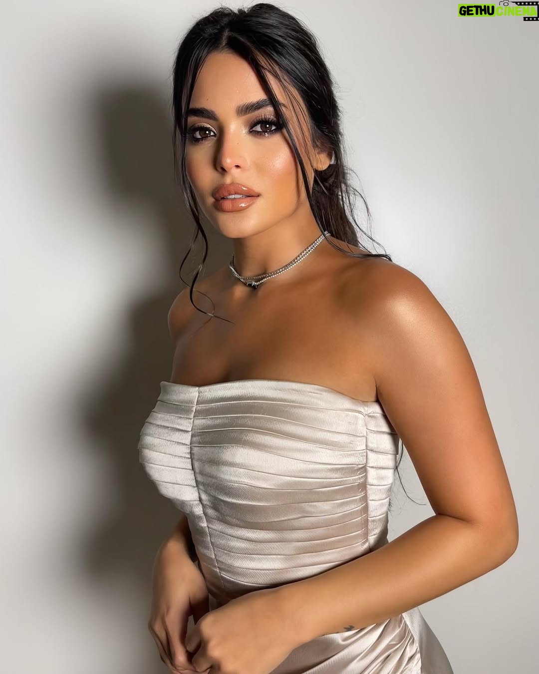 Asmaa Galal - 169.5K Likes - 🤍
Dress : @rafikzakidesigns
Mua : @rehamkhalifaa
Hair : @ahmedashraf6