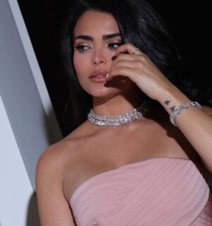 Asmaa Galal Instagram - Joy Awards 🪽✨

Styled by @omziag
Dress @elioaboufayssal
Jewelry @swarovski
Mua @bydanakhedr All in @diorbeauty 
Clutch @judithleiberny
@judithleiberme
hair @mr.bishoo from @alsagheersalons 
@kconsultancy.ae 
Photographer @soma_photography19