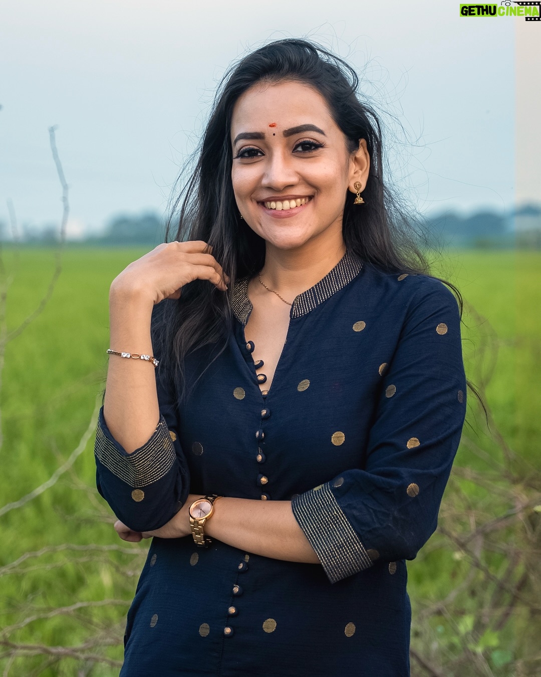Asritha P - 5.1K Likes - Soaking in the serenity, one smile at a time 🍃
#TraditionalLook #InNature #EthnicStyle #SmileGoals #SereneVibes #actor #vijaytvserial #GoldenHourGlow #NaturalElegance #PositiveVibes #asritha #asrithalovers