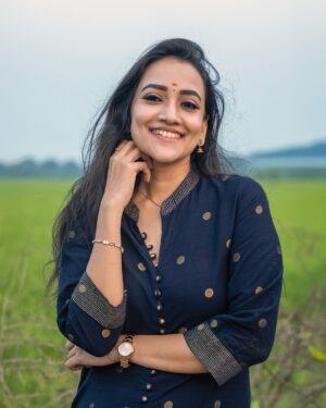 Asritha P Instagram - Soaking in the serenity, one smile at a time 🍃

#TraditionalLook #InNature #EthnicStyle #SmileGoals #SereneVibes #actor #vijaytvserial #GoldenHourGlow #NaturalElegance #PositiveVibes #asritha #asrithalovers