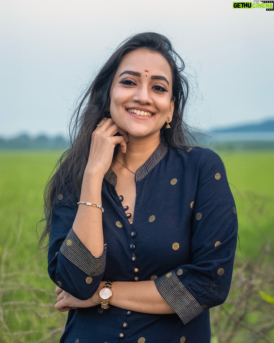 Asritha P - 5.1K Likes - Soaking in the serenity, one smile at a time 🍃
#TraditionalLook #InNature #EthnicStyle #SmileGoals #SereneVibes #actor #vijaytvserial #GoldenHourGlow #NaturalElegance #PositiveVibes #asritha #asrithalovers
