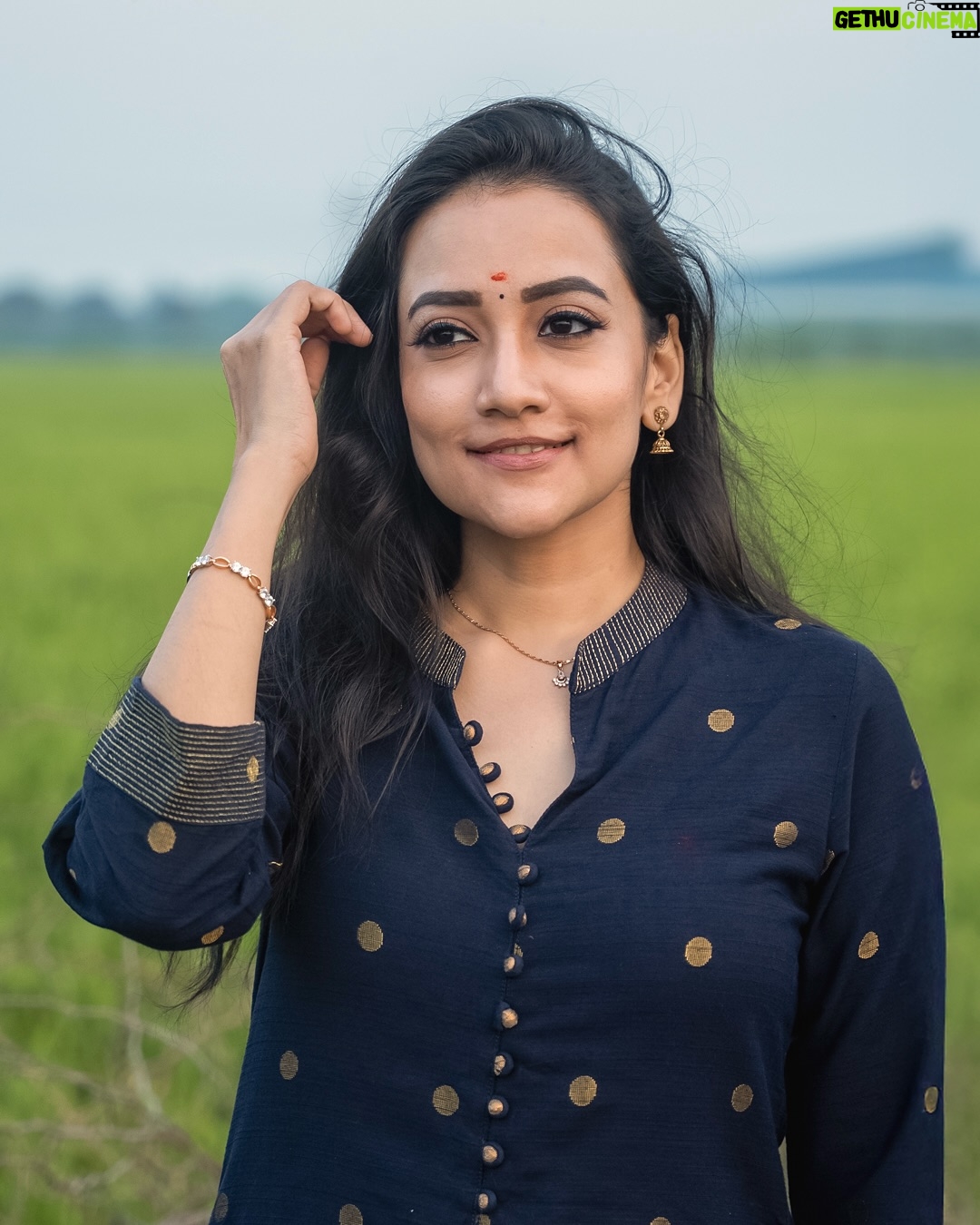 Asritha P - 5.1K Likes - Soaking in the serenity, one smile at a time 🍃
#TraditionalLook #InNature #EthnicStyle #SmileGoals #SereneVibes #actor #vijaytvserial #GoldenHourGlow #NaturalElegance #PositiveVibes #asritha #asrithalovers