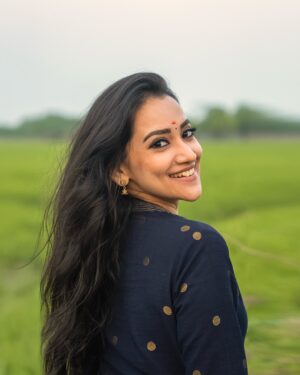 Asritha P Instagram - Soaking in the serenity, one smile at a time 🍃

#TraditionalLook #InNature #EthnicStyle #SmileGoals #SereneVibes #actor #vijaytvserial #GoldenHourGlow #NaturalElegance #PositiveVibes #asritha #asrithalovers
