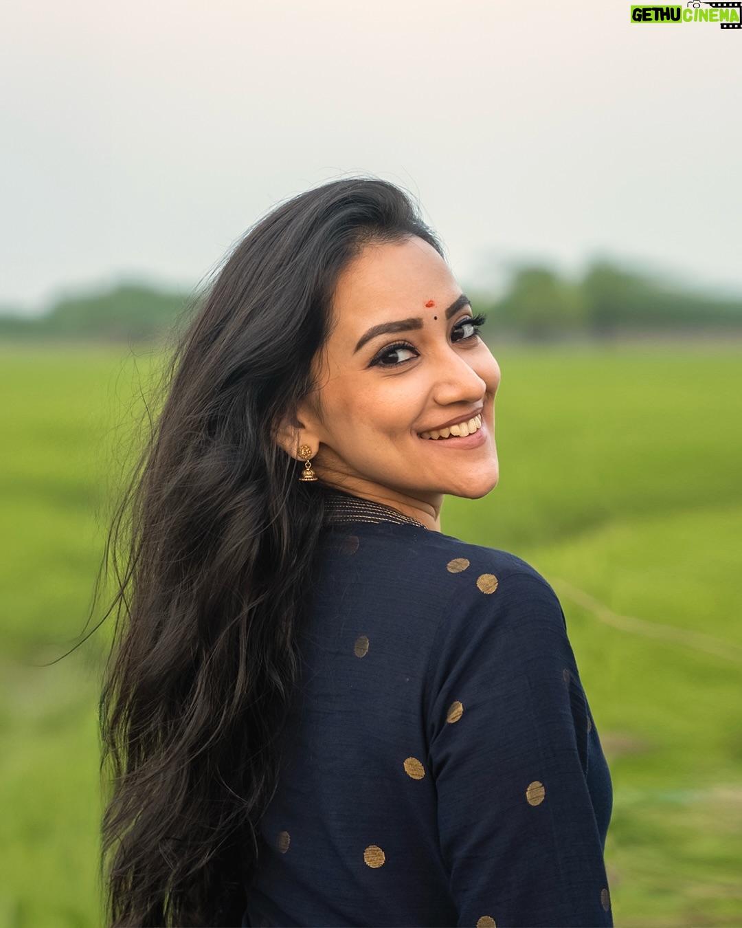 Asritha P - 5.1K Likes - Soaking in the serenity, one smile at a time 🍃
#TraditionalLook #InNature #EthnicStyle #SmileGoals #SereneVibes #actor #vijaytvserial #GoldenHourGlow #NaturalElegance #PositiveVibes #asritha #asrithalovers