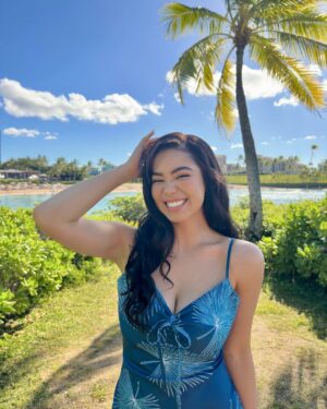 Auli'i Cravalho Instagram - The ocean called… and it said #Moana2 is STREAMING NOW on @DisneyPlus!! 🏝️ Who else is watching!? 🌊 🐚 ✨🐓🐷 

💄: @kirinstagram 
💇🏻‍♀️: @cynthiaglam 
👗: @highheelprncess 
📸: @aloha.is