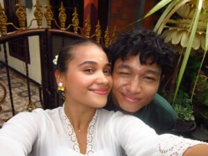 Aurora Ribero Instagram - Ode dan Ade udah nungguin kalian semua di bioskop mulai dari hari iniii!!! #komangfilm