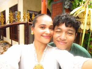 Aurora Ribero Instagram - Ode dan Ade udah nungguin kalian semua di bioskop mulai dari hari iniii!!! #komangfilm