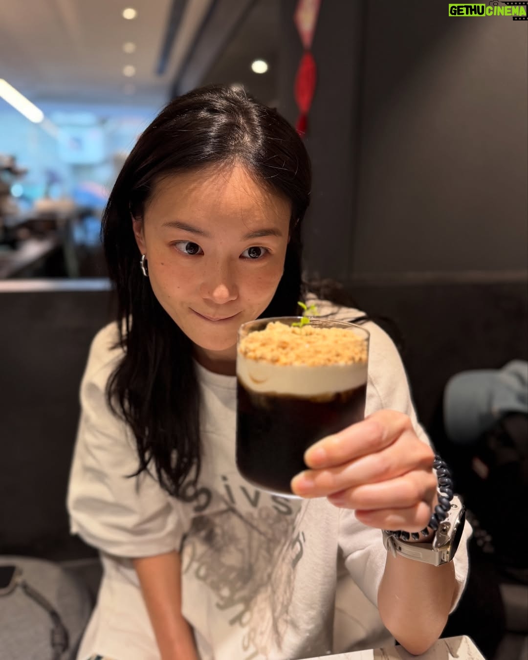 Aviis Zhong - 6.8K Likes - 與咖啡的約會日~
「Cuuup of coffee」 是小男孩樂團的吉他手aka昌哥aka聯廣集團執行長的咖啡廳,
我手握一杯冠軍咖啡師の春季限量の ‘’春芽‘’ (麵茶 奶蓋 冷萃)
omg 我以為我來到一間沒有酒精的酒吧~
讚耶❤️
@cuuup_coffee_13123
@vince1689
